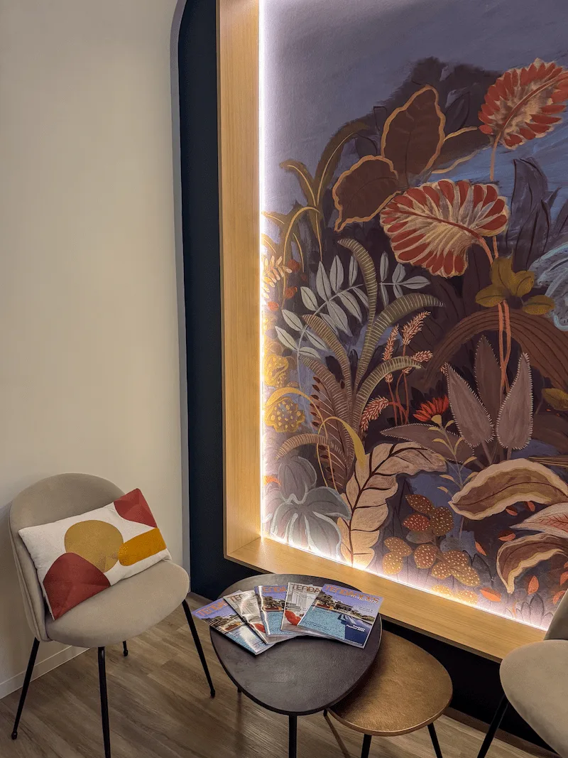 Le showroom Pigments Déco : fresque murale rétroéclairée et coin salon